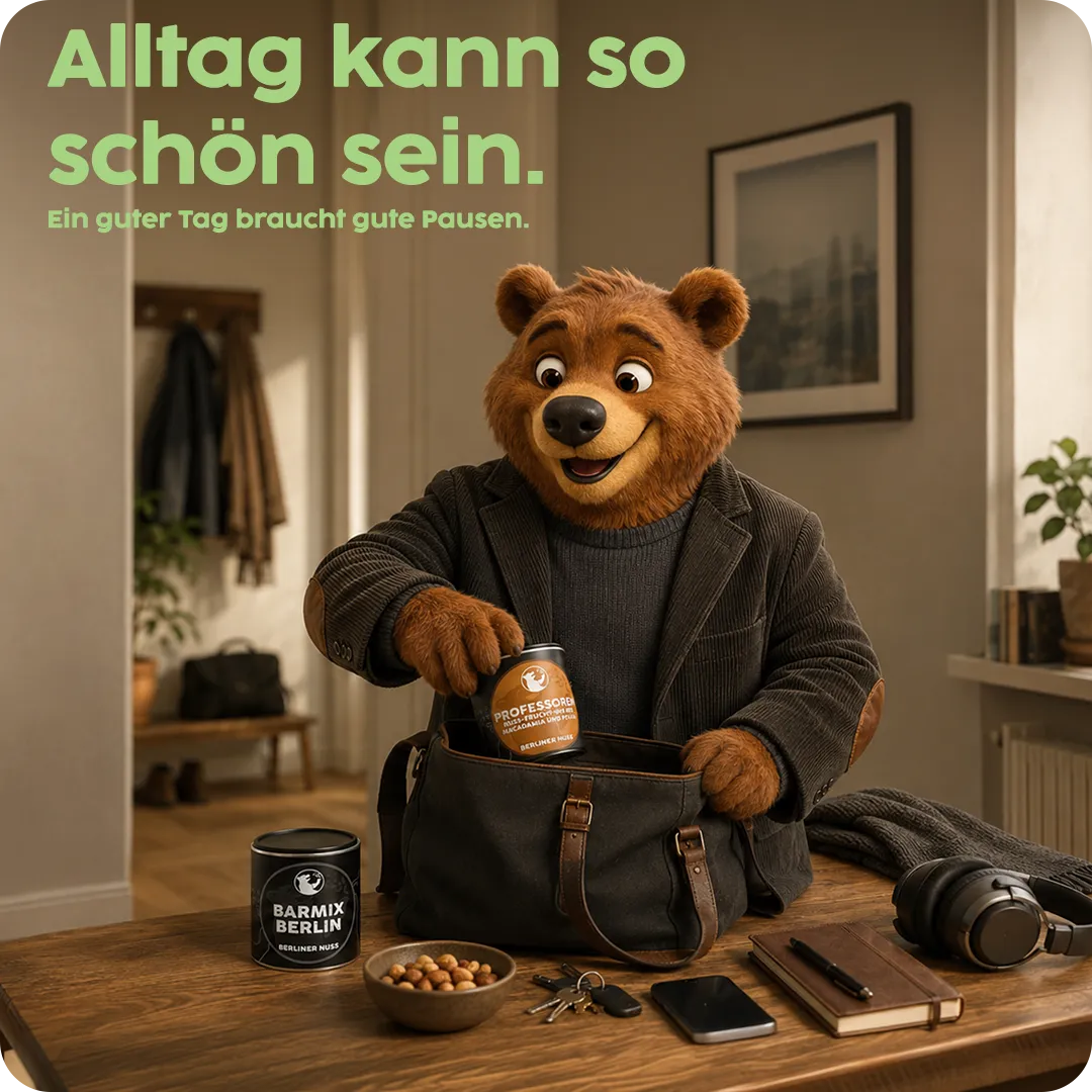 Bärnhard im Retro-Fußballtrikot vor einer Taktiktafel, Text: „Das Runde muss ins Runde – Ob Taktik oder Snacktik – Berliner Nuss bringt Geschmack ins Spiel.