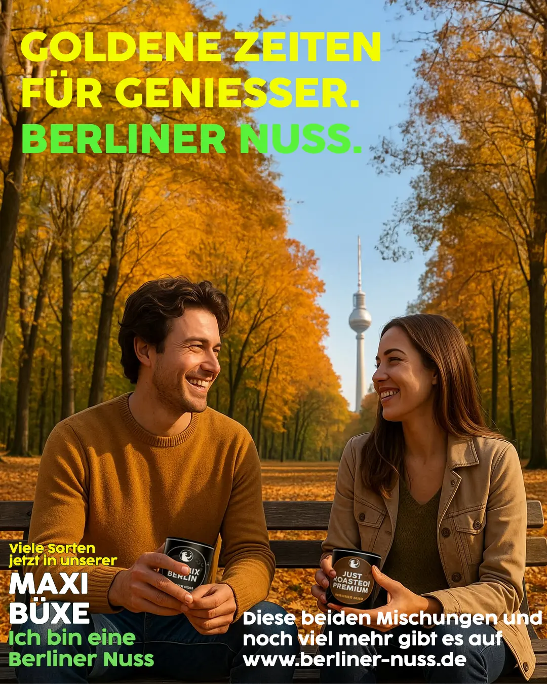 Ein junger Mann und eine junge Frau sitzen auf einer Parkbank im Herbst und halten je eine Dose Nüsse in der Hand. Im Hintergrund sieht man den Fernsehturm.